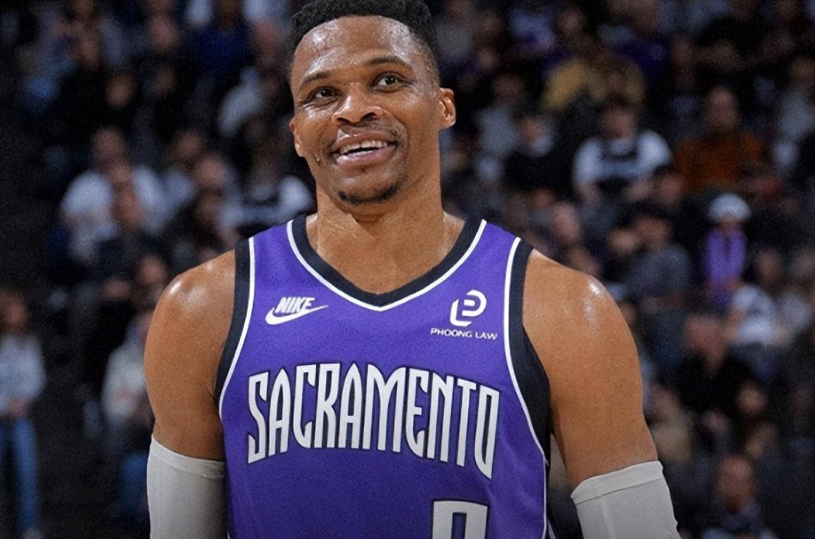 TA：因现代足球重视边路与攻防转换，菱形中场阵型已几乎绝迹（TA：边路与攻防转换当道，菱形中场阵型几近消失）