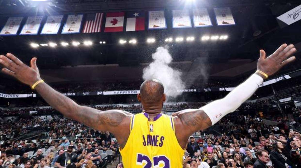 持续发力！特雷·杨超远三分再中 老鹰第三节单节轰下42分（火力不减！特雷·杨再飙超远三分，老鹰第三节狂砍42分）